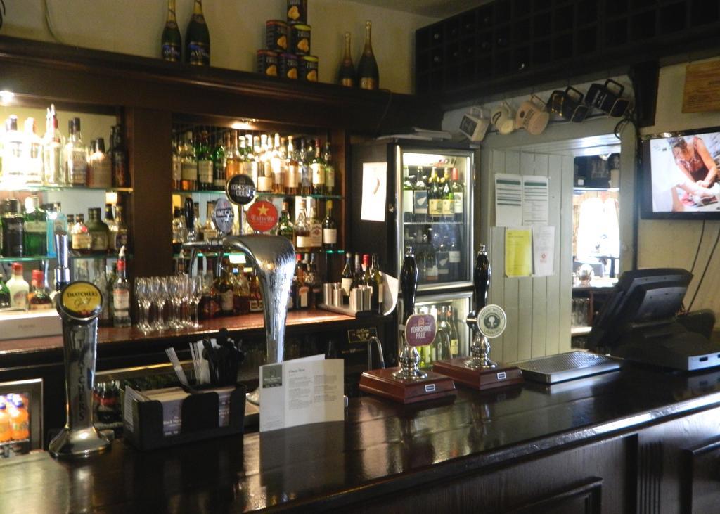 The Black Horse Inn Brighouse Exterior foto